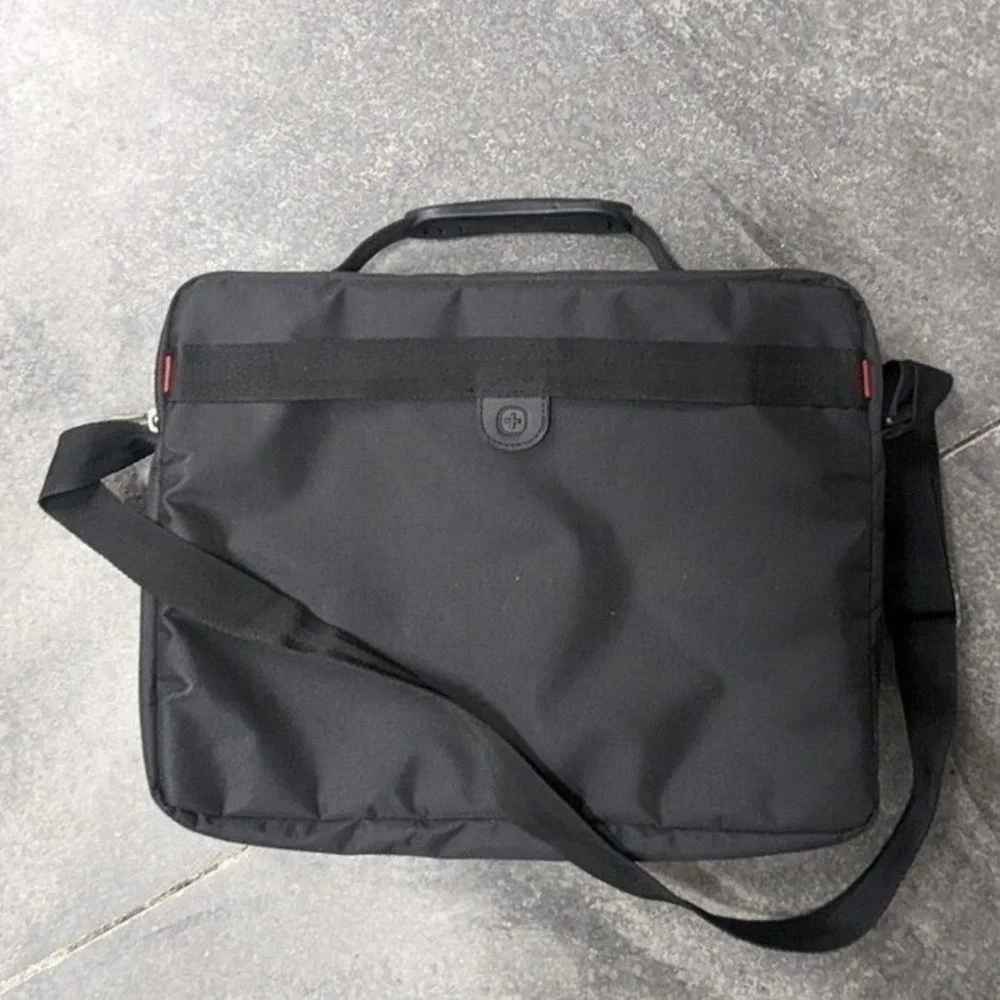 Minimalist Business Tech Wenger SwissGear Laptop Soft Messenger Bag 16